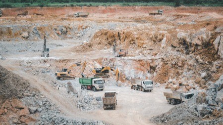 Análisis de los Nuevos CEDEARs: Eficiencia de Costos, Riesgo Geopolítico y el Play Industrial